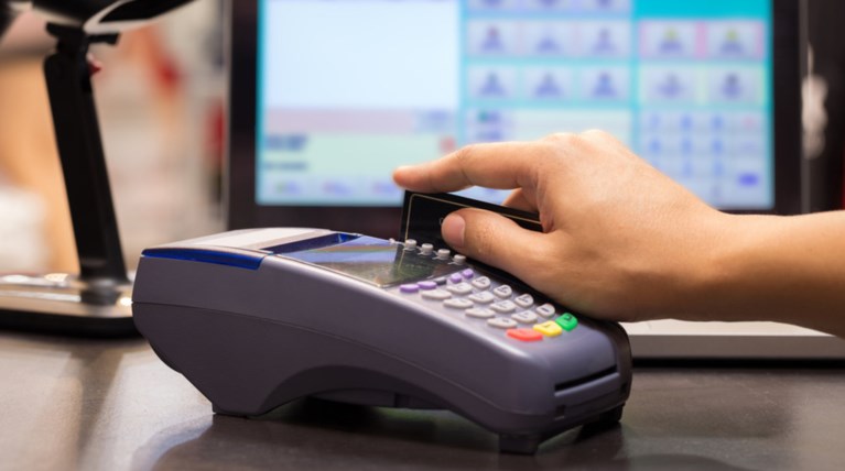 Σφαγή για το ανύπαρκτο POS σε ψαροταβέρνα της Πάτρας τη Μ. Παρασκευή