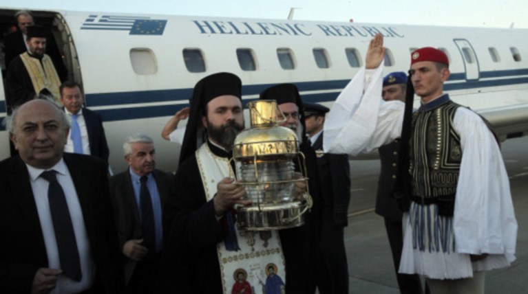 Το Αγ.Φως ταξιδεύει από τα Ιεροσόλυμα σε όλη την Ελλάδα video