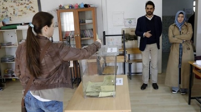 Οι δύο κόσμοι της Τουρκίας συναντώνται πάνω από τις κάλπες φωτό