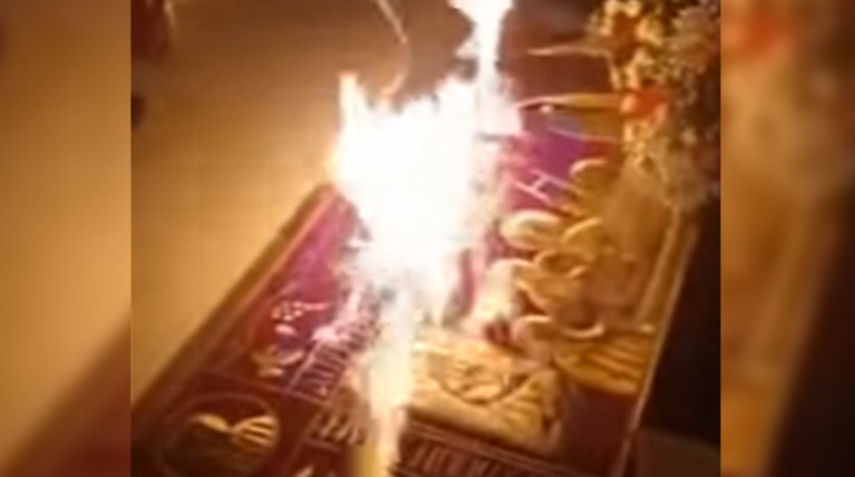 Ιερέας σε εκκλησία της Θεσσαλονίκης έβαλε φωτιά στην Αγία Τράπεζα! (ΒΙΝΤΕΟ)