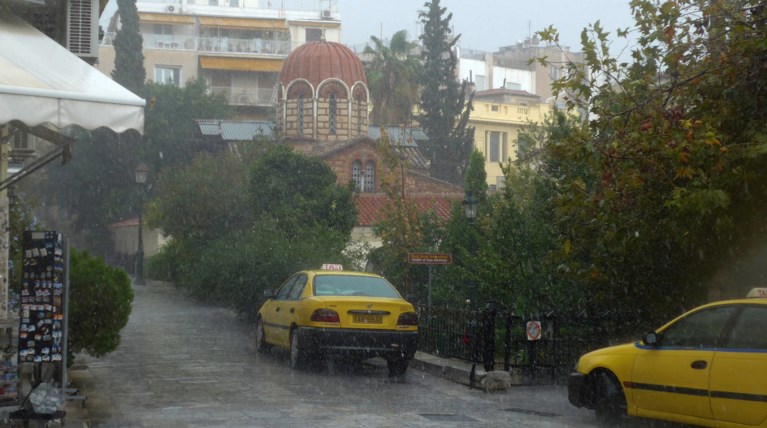 Ισχυρή καταιγίδα τώρα στην Αττική