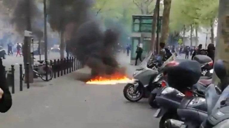 Χημικά και μολότοφ σε συγκέντρωση της Λεπέν στο Παρίσι- Βίντεο