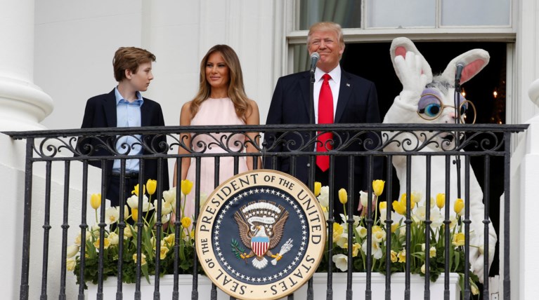 Πώς η Μελάνια έβαλε τον Τραμπ στη θέση του με ένα σκούντηγμα [Βίντεο]