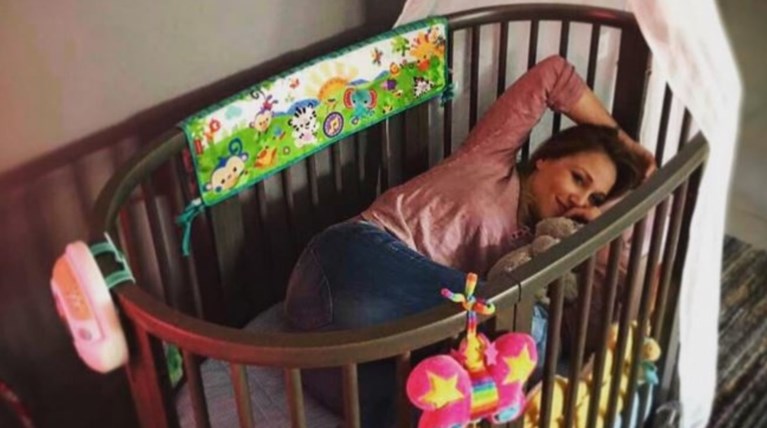 Η Πηνελόπη Αναστασοπούλου θηλάζει την κόρη της και είναι υπερήφανη