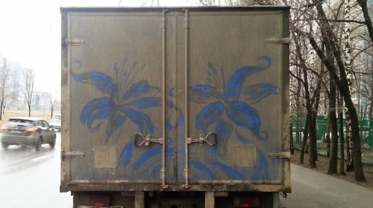 Αυτός ο Ρώσος κάνει graffiti στην βρωμιά του αυτοκινήτου σας - Φωτό