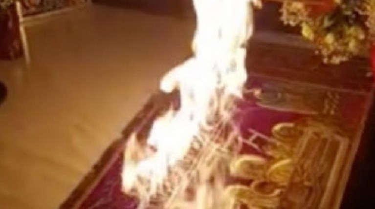 Ο Άνθιμος κάλεσε σε απολογία τον ιερέα που "έκαψε" την Αγία Τράπεζα