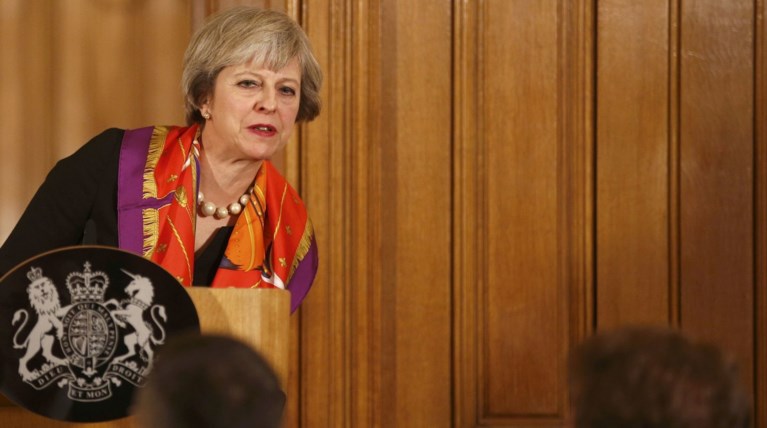 Φρένο στην ελεύθερη μετακίνηση πολιτών της ΕΕ προς τη Βρετανία βάζει η Μέι