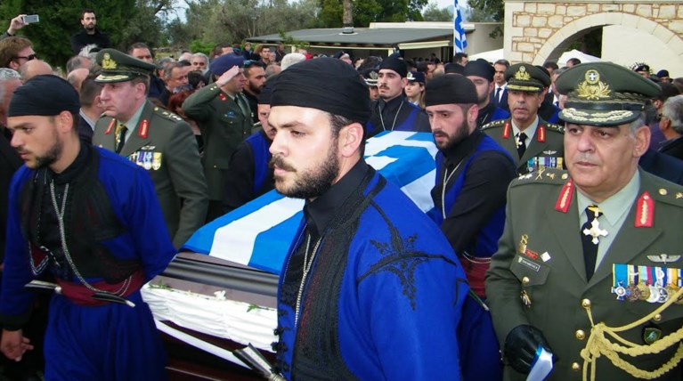 Στα χέρια βρακοφόρων το φέρετρο του υποστράτηγου Τζανιδάκη