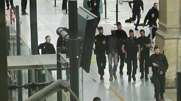 Συναγερμός στο Παρίσι: Άνδρας απείλησε αστυνομικό με μαχαίρι