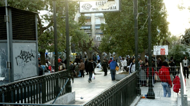 Αγριες συμπλοκές αλλοδαπών στην πλατεία Βικτωρίας