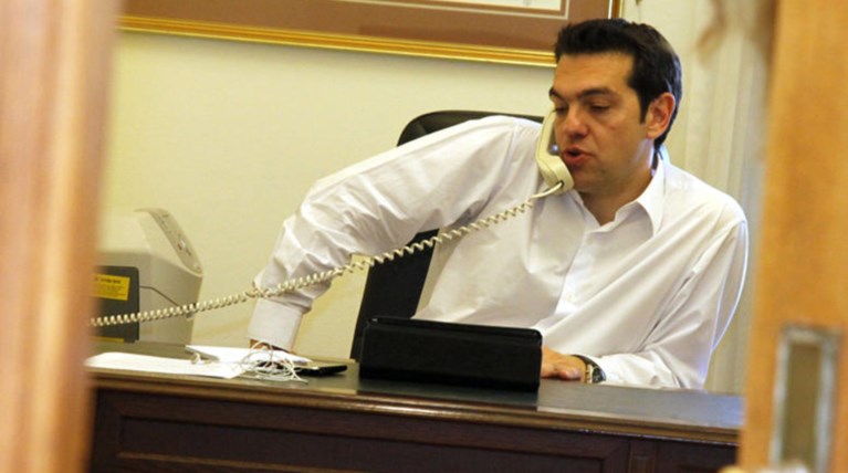 Ο Τσίπρας συγχαίρει τηλεφωνικά και «στηρίζει» τώρα Μακρόν