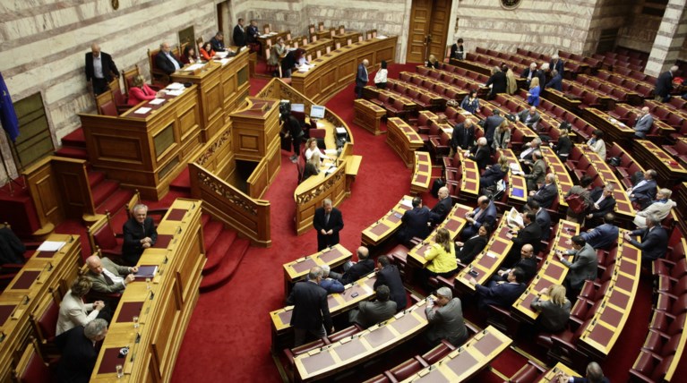 Πυρ ομαδόν σε υψηλούς τόνους από αντιπολίτευση κατά Τσίπρα