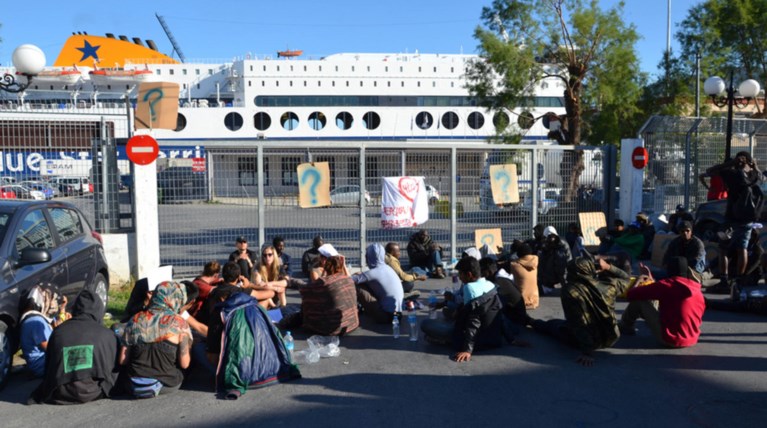Λέσβος: Μπλόκο στο λιμάνι από μετανάστες - Δεν αναχώρησε το Blue Star