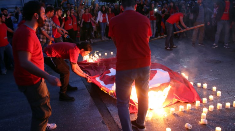 Συλλήψεις για το κάψιμο της τουρκικής σημαίας από Αρμενίους ζητά η Αγκυρα