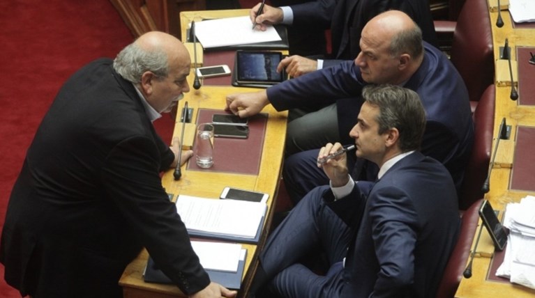 Αιφνιδιαστική επίσκεψη Μητσοτάκη στον πρόεδρο της Βουλής