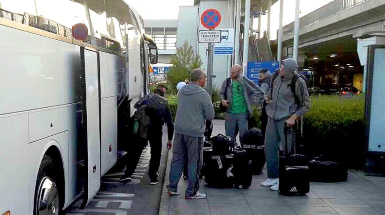 Εξαντλημένοι έφτασαν μετά από 16 ώρες με το πούλμαν οι παίκτες του ΠΑΟ