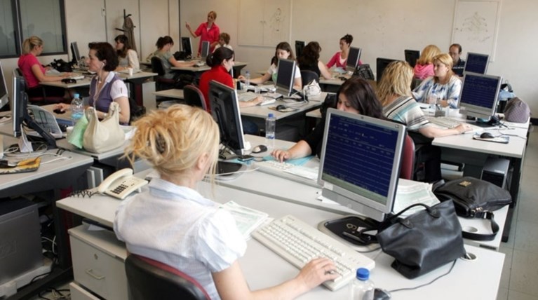 Ανοίγει και άλλο η μισθολογική ψαλίδα δημόσιου-ιδιωτικού τομέα