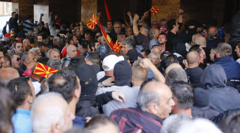 Χαμός στη Βουλή των Σκοπίων-Εισβολή εθνικιστών διαδηλωτών