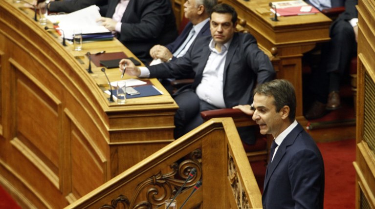Μετωπική Τσίπρα-Μητσοτάκη στη Βουλή για τα πρόστιμα του λαθρεμπορίου