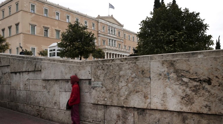 Ευρωβαρόμετρο: Επτά στους δέκα Έλληνες δεν βλέπουν έξοδο από την κρίση