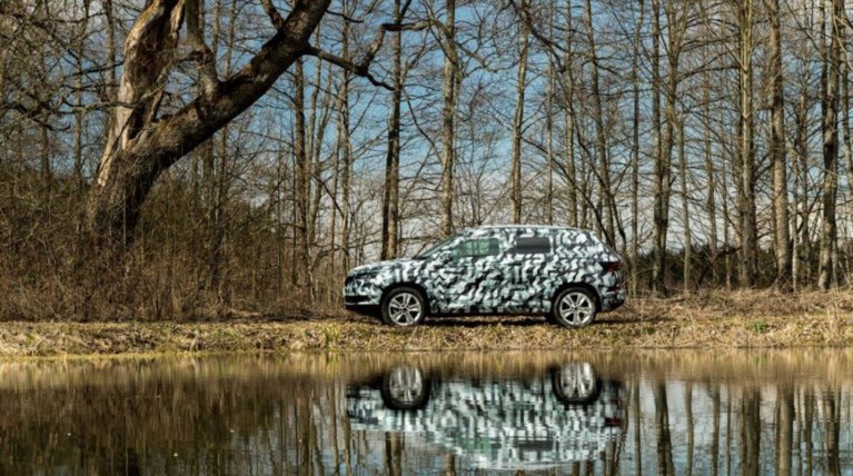 Φωτογραφικό teaser από τη Skoda για το νέο compact SUV "KAROQ"