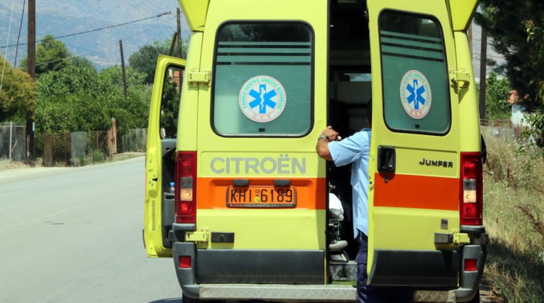 Ο οδηγός έπαθε ανακοπή, το ΙΧ εισέβαλε σε αυλή σπιτιού