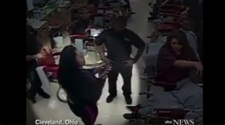 Αμερικανίδα απείλησε με.. όπλο την κομμώτριά της: Δείτε γιατί -vid