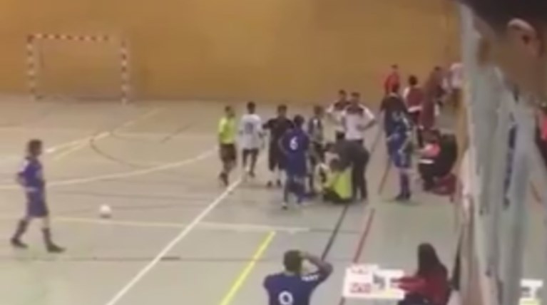 Δεξί... κροσέ σε διαιτητή αγώνα σάλας στην Ισπανία -  βίντεο