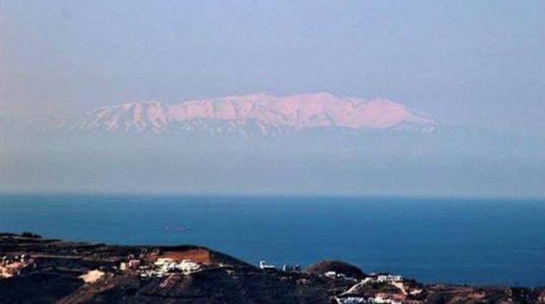 Σπάνια εικόνα: Ο χιονισμένος Ψηλορείτης από την... Σαντορίνη