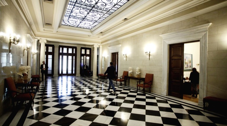 Το Μαξίμου «διαφημίζει» τα αντίμετρα, σιωπή για τα μέτρα