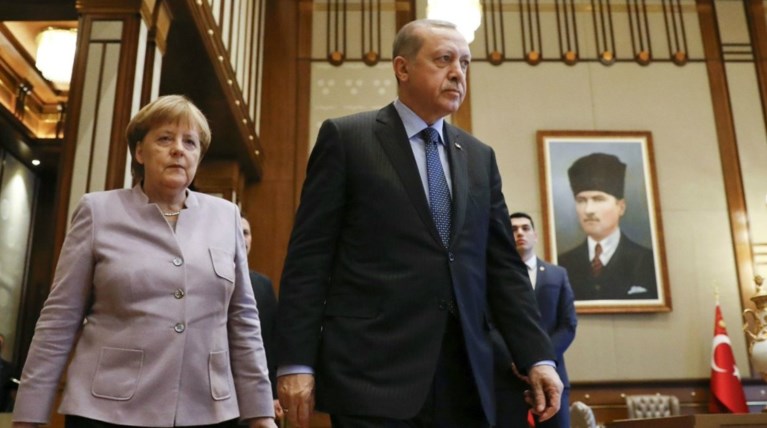 Μέρκελ σε Ερντογάν: Εάν επαναφέρετε τη θανατική ποινή ξεχάστε την ΕΕ