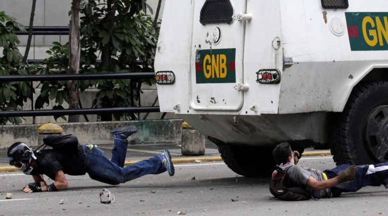 Eμπόλεμη ζώνη το Καράκας-34 νεκροί σε 1 μήνα στις διαδηλώσεις κατά Μαδούρο