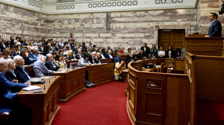 Κυβερνητικά παίγνια με τα αντίμετρα για να ξεχαστεί το χρέος