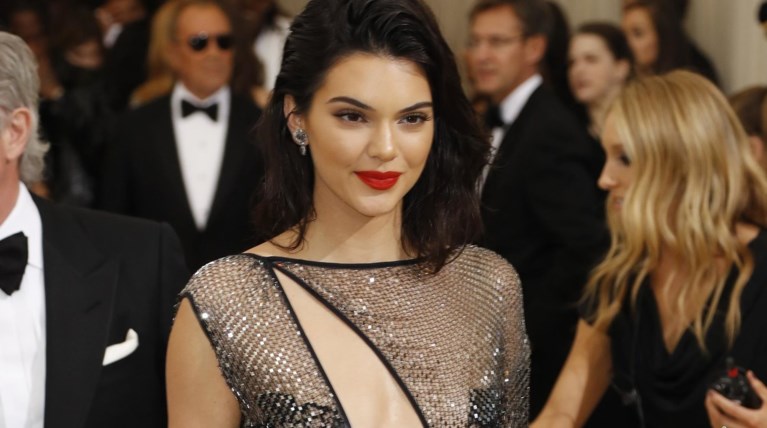Οργή για τη Vogue Ινδίας και το «προσβλητικό» εξώφυλλο της Κένταλ Τζένερ
