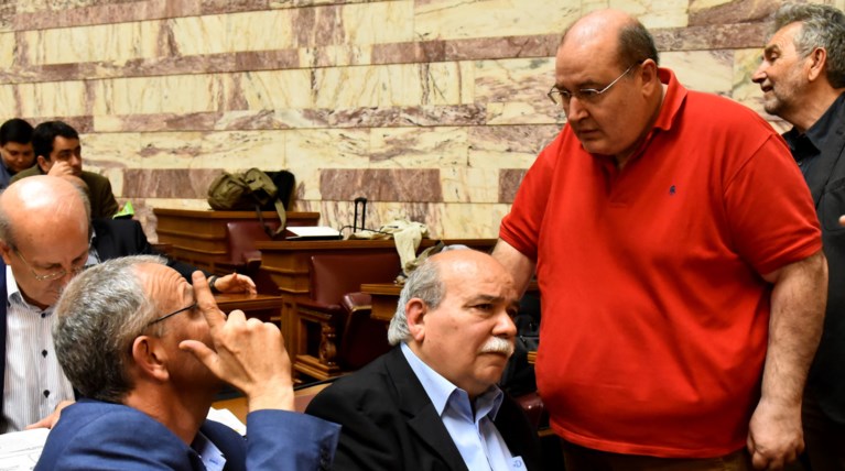Ο Φίλης τα έβαλε με τον Τσακαλώτο για το υπερπλεόνασμα