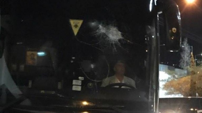 Οπαδοί του ΠΑΟΚ επιτέθηκαν με πέτρες στο πούλμαν της ΑΕΚ