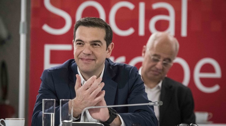 Ο Τσίπρας εξυμνεί στο Twitter έναν δημόσιο υπάλληλο από τον ΟΑΕΔ