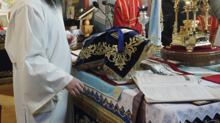 Ιερέας αρνήθηκε να κοινωνήσει γυναίκα επειδή... είναι Αλβανίδα