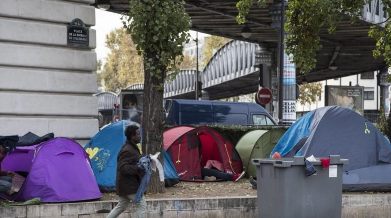 Eπιχείρηση εκκένωσης προσφυγικού καταυλισμού στο Παρίσι