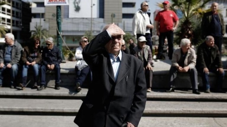 Η "μεγάλη σφαγή": 2,5 δισ. σε μια 3ετία θα χάσουν οι συνταξιούχοι