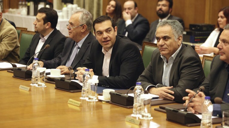 Γκρίνιες για τους υπουργούς: Ποιοι έχουν πάρει "κίτρινη κάρτα"