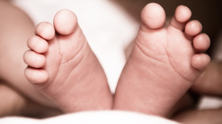 Αγγελο ονόμασαν το μωρό που βρέθηκε σε χαρτόκουτο στη Ρόδο