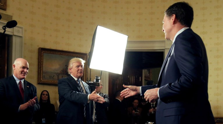 "Αρωμα" Watergate στην απόλυση του διευθυντή του FBI