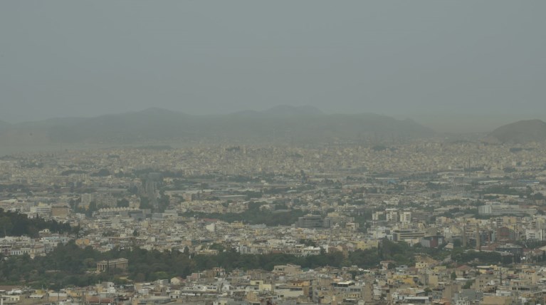Καιρός: Σύννεφα, ήλιος , σκόνη και άνοδος της θερμοκρασίας