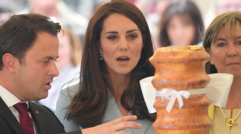Η τούρτα - βουνό που άφησε άφωνη την απαστράπτουσα Κέιτ Μίντλετον