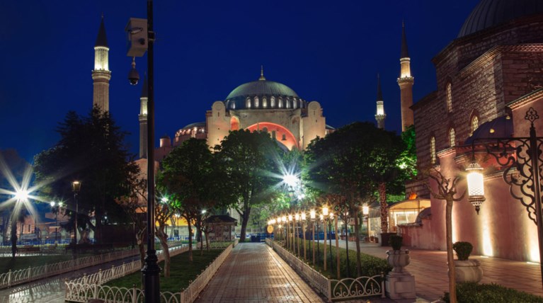 Μουσουλμάνοι προσευχήθηκαν μπροστά στην Αγιά Σοφιά ζητώντας να γίνει τζαμί