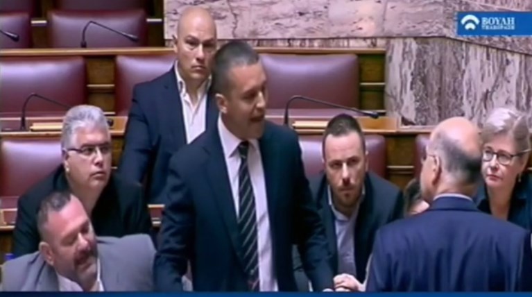 Αλητείες και έκτροπα στη Βουλή από Κασιαδιάρη και Χρυσή Αυγή