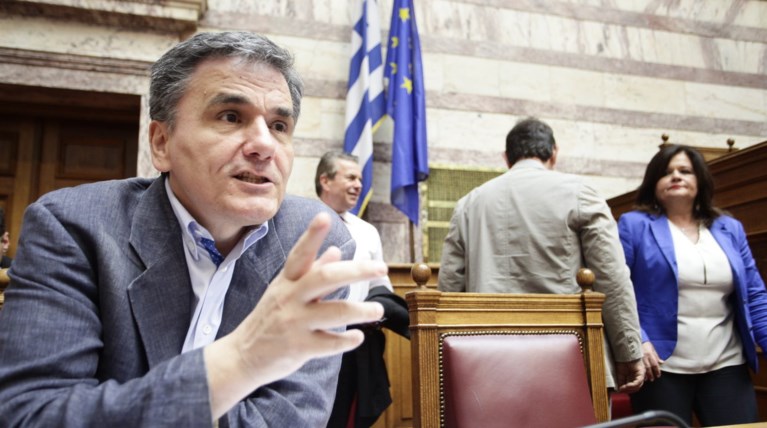 «Σλάλομ» Τσακαλώτου στα σκόρπια χαρτιά της ομιλίας του, γελάκια υπουργών