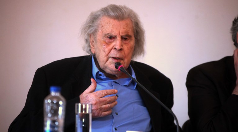 Ο Μίκης Θεοδωράκης καλεί τον κόσμο να διαδηλώσει κατά των νέων μέτρων