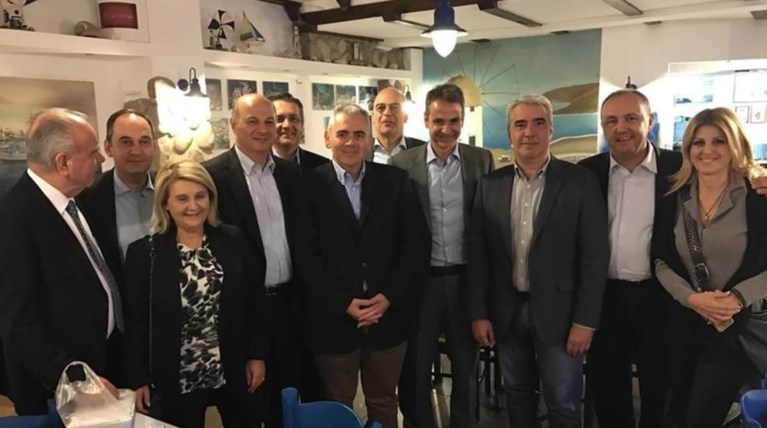 Γαλάζιος «μυστικός» δείπνος με τον Κυριάκο σε ψαροταβέρνα του Πειραιά